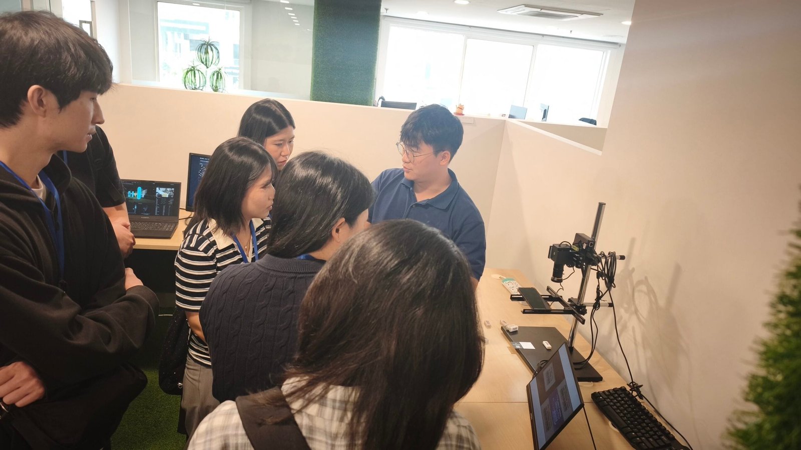 Korean delegation trying live AI vision inspection demos